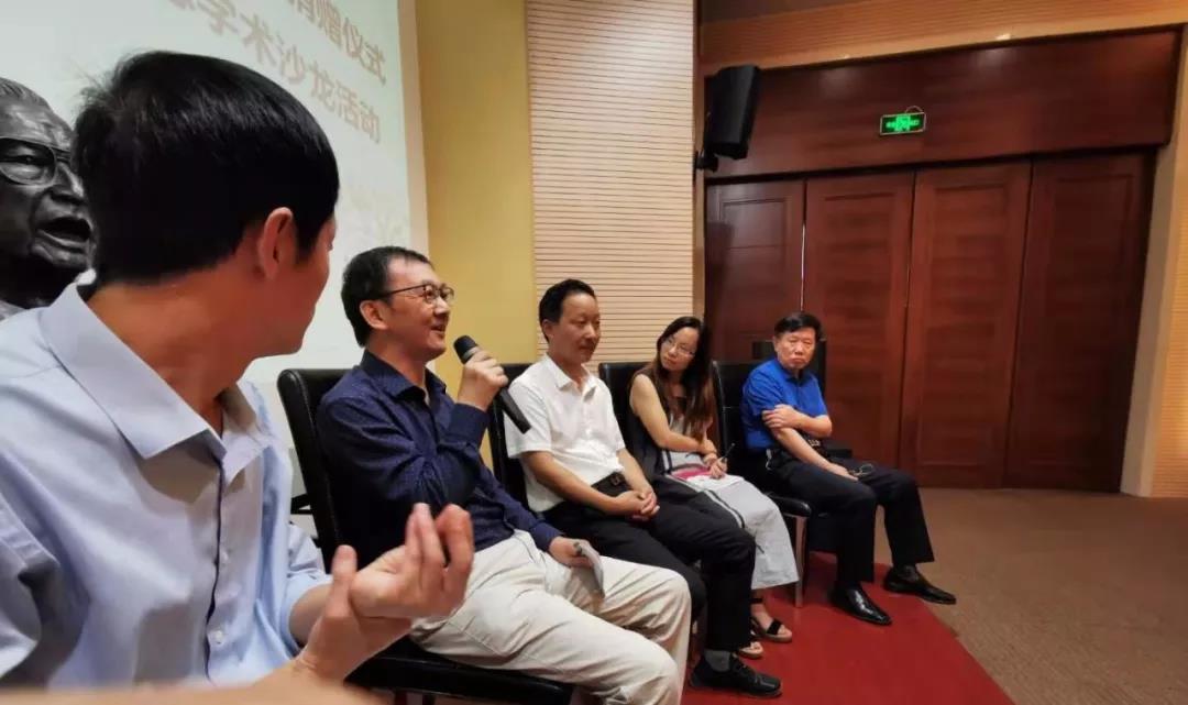 【致敬|韋政通?生存 生活 生命】海格物流向江蘇鎮(zhèn)江市圖書館捐贈(zèng)韋政通先生銅像