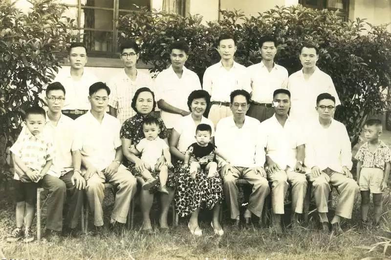 【致敬|韋政通?生存 生活 生命】海格物流向江蘇鎮(zhèn)江市圖書館捐贈(zèng)韋政通先生銅像