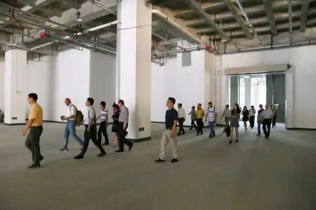 深圳市進(jìn)出口食品商會(huì)參觀海格零售物流中心